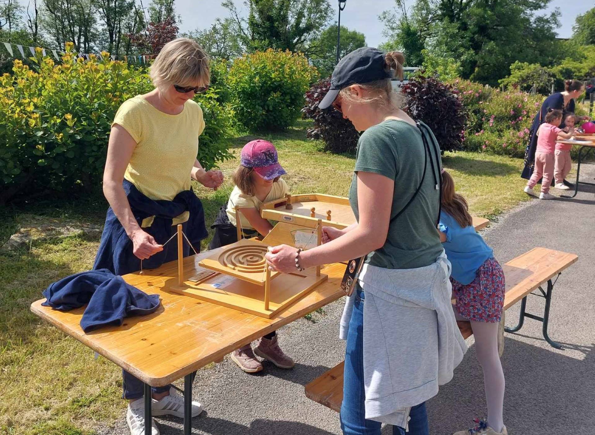 photo famille jeux en bois rionet